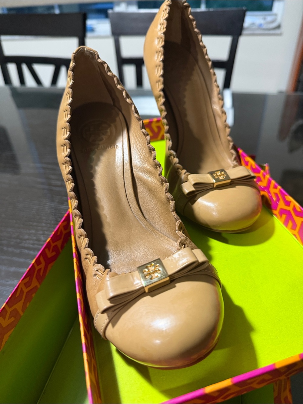 Tory Burch Beige Leather Bow-Trim Pump with Gold Logo